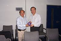 Prof. Jack Cheng (right), Pro-Vice-Chancellor of the Chinese University of Hong Kong presents a souvenir to Prof. Zhang Yaping (left), Director and Professor of Kunming Institute of Zoology